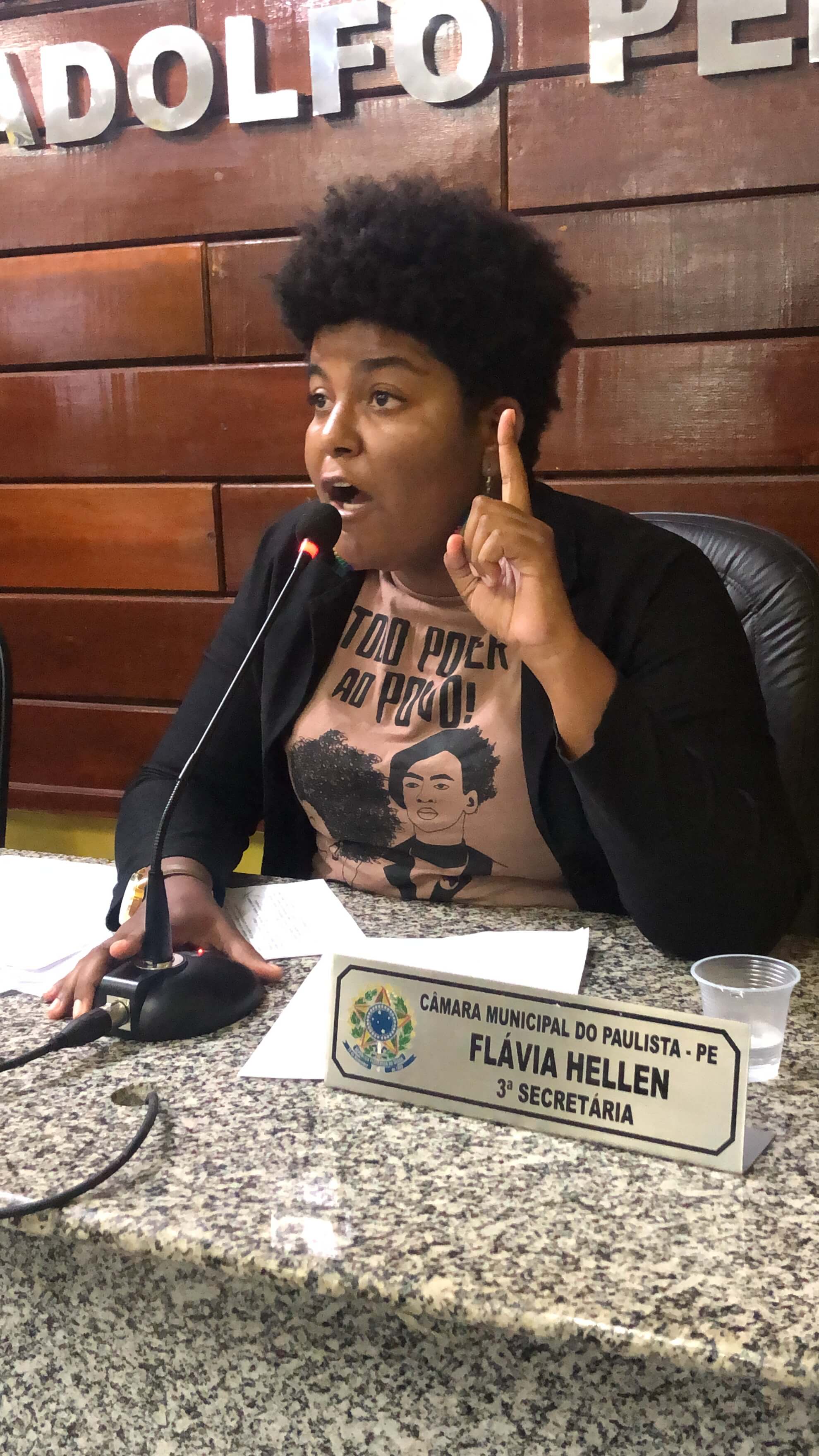 Flávia Hellen na tribuna da Câmara Municipal
