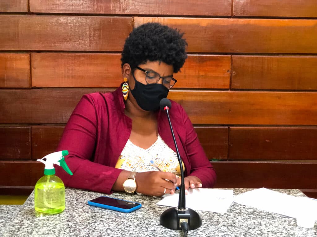 Flávia Hellen em trabalho legislativo